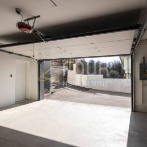 Kostrena, luksuzni dvoetažni stan s garažom, bazenom i okućnicom