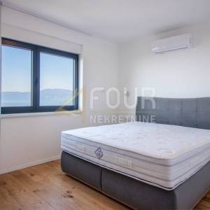 Kostrena, luksuzni dvoetažni stan s garažom, bazenom i okućnicom