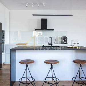 Kostrena, luksuzni dvoetažni stan s garažom, bazenom i okućnicom