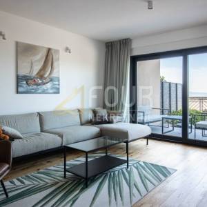 Kostrena, luksuzni dvoetažni stan s garažom, bazenom i okućnicom