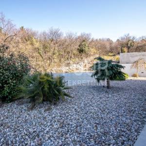 Kostrena, luksuzni dvoetažni stan s garažom, bazenom i okućnicom