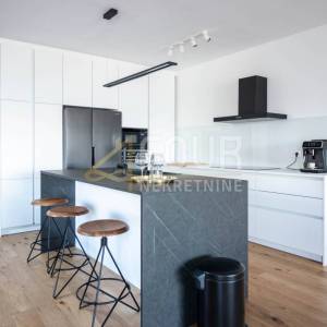 Kostrena, luksuzni dvoetažni stan s garažom, bazenom i okućnicom