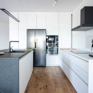 Kostrena, luksuzni dvoetažni stan s garažom, bazenom i okućnicom