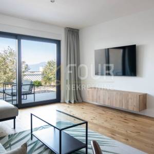 Kostrena, luksuzni dvoetažni stan s garažom, bazenom i okućnicom