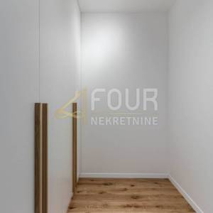 Kostrena, luksuzni dvoetažni stan s garažom, bazenom i okućnicom