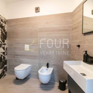 Kostrena, luksuzni dvoetažni stan s garažom, bazenom i okućnicom