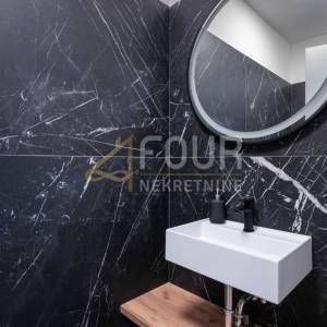 Kostrena, luksuzni dvoetažni stan s garažom, bazenom i okućnicom