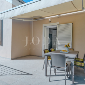 Kraljevica - dvojna kuća s okućnicom 453 m², turistički uhodan