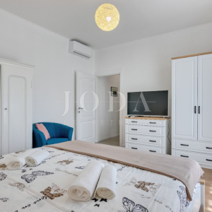 Kraljevica - dvojna kuća s okućnicom 453 m², turistički uhodan