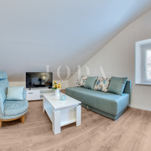 Kraljevica - dvojna kuća s okućnicom 453 m², turistički uhodan