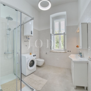 Kraljevica - dvojna kuća s okućnicom 453 m², turistički uhodan