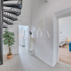 Kraljevica - dvojna kuća s okućnicom 453 m², turistički uhodan