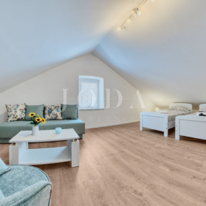 Kraljevica - dvojna kuća s okućnicom 453 m², turistički uhodan