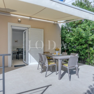 Kraljevica - dvojna kuća s okućnicom 453 m², turistički uhodan