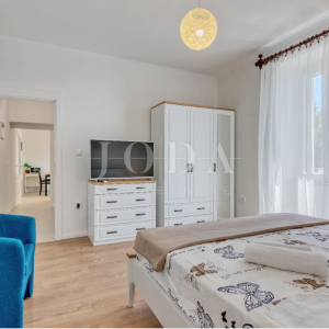 Kraljevica - dvojna kuća s okućnicom 453 m², turistički uhodan