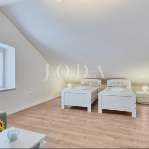 Kraljevica - dvojna kuća s okućnicom 453 m², turistički uhodan