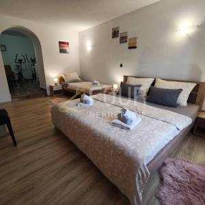 Kraljevica, Križišće, kuća u nizu s bazenom, 177m2