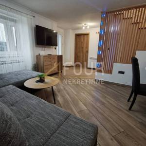 Kraljevica, Križišće, kuća u nizu s bazenom, 177m2