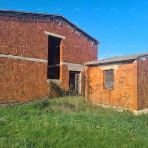 Kuća na prodaju u roh-bau fazi. Pomer.