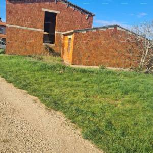 Kuća na prodaju u roh-bau fazi. Pomer.