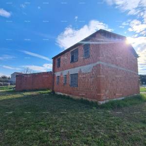 Kuća na prodaju u roh-bau fazi. Pomer.