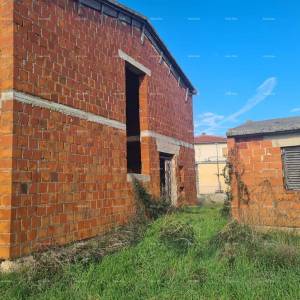 Kuća na prodaju u roh-bau fazi. Pomer.