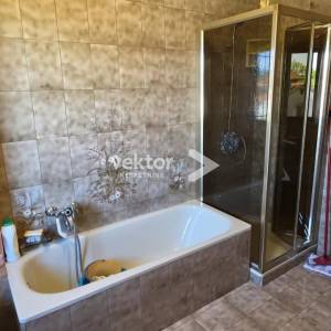 Kuća Pazin, 200 m² + garaža 40 m², mirna lokacija, otvoren pogled