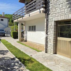 Kuća Pazin, 200 m² + garaža 40 m², mirna lokacija, otvoren pogled