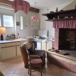 Kuća Pazin, 200 m² + garaža 40 m², mirna lokacija, otvoren pogled