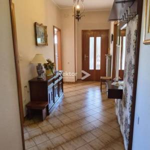 Kuća Pazin, 200 m² + garaža 40 m², mirna lokacija, otvoren pogled