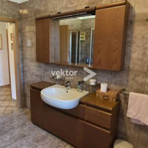 Kuća Pazin, 200 m² + garaža 40 m², mirna lokacija, otvoren pogled