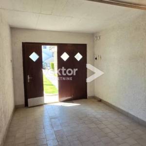 Kuća Pazin, 200 m² + garaža 40 m², mirna lokacija, otvoren pogled