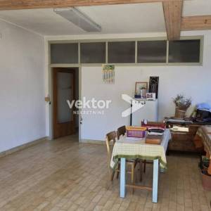 Kuća Pazin, 200 m² + garaža 40 m², mirna lokacija, otvoren pogled