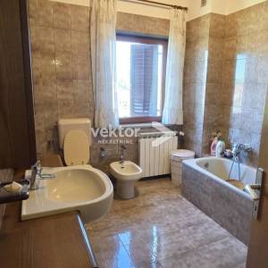 Kuća Pazin, 200 m² + garaža 40 m², mirna lokacija, otvoren pogled