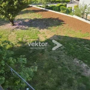 Kuća Pazin, 200 m² + garaža 40 m², mirna lokacija, otvoren pogled