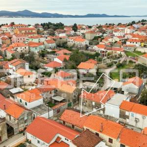 Kuća s 2 stana i pomoćnim objektom, 190 m2, Arbanasi, Zadar
