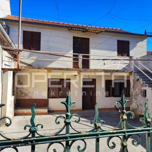 Kuća s 2 stana i pomoćnim objektom, 190 m2, Arbanasi, Zadar
