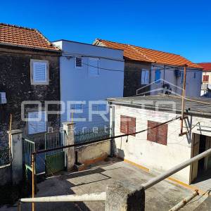 Kuća s 2 stana i pomoćnim objektom, 190 m2, Arbanasi, Zadar
