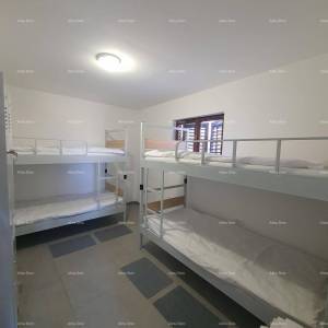 Kuća s 3 stana i velikim zemljištem, Labin!