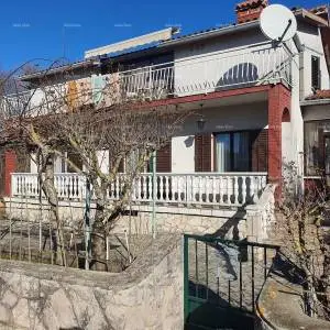 Kuća s 3 stana i velikim zemljištem, Labin!