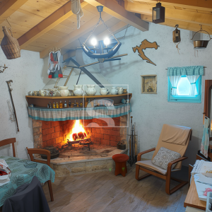 Kuća s dvorištem u Peroju