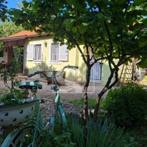 Kuća s dvorištem u Peroju