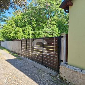 Kuća s dvorištem u Peroju