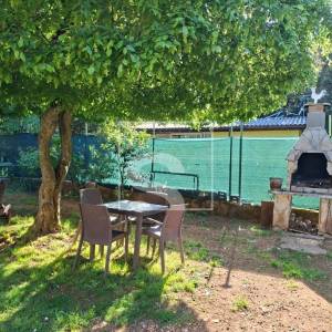 Kuća s dvorištem u Peroju