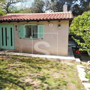 Kuća s dvorištem u Peroju