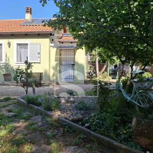 Kuća s dvorištem u Peroju