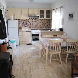 Kuća s dvorištem u Peroju