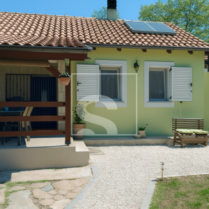 Kuća s dvorištem u Peroju