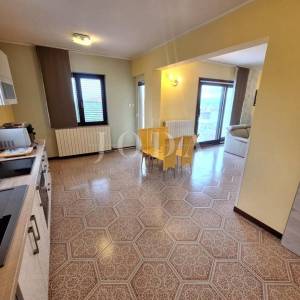 Kuća s prostranom okućnicom i bazenom na iznimnoj lokaciji