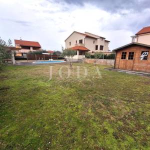 Kuća s prostranom okućnicom i bazenom na iznimnoj lokaciji